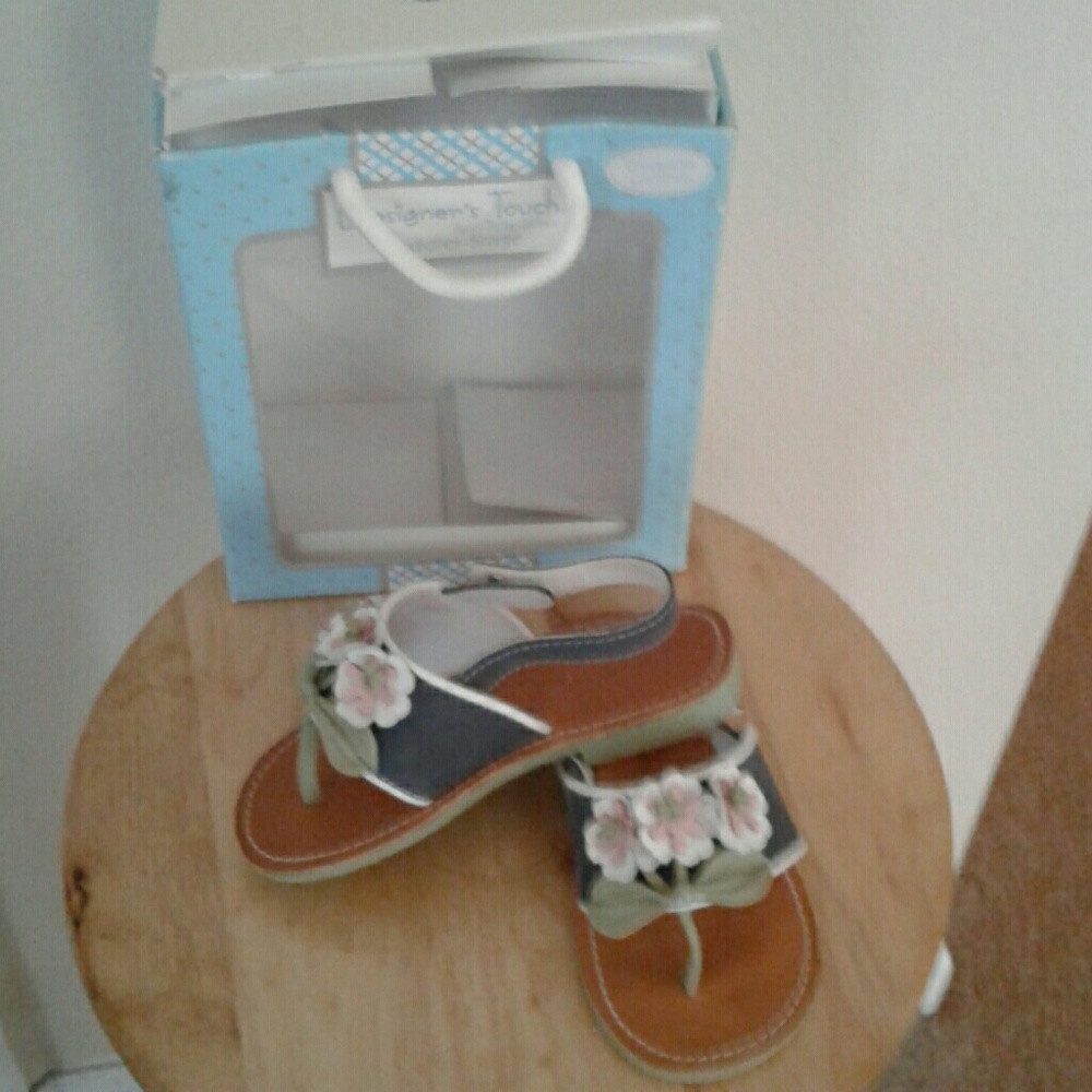 sandals - Picture 2 of 4